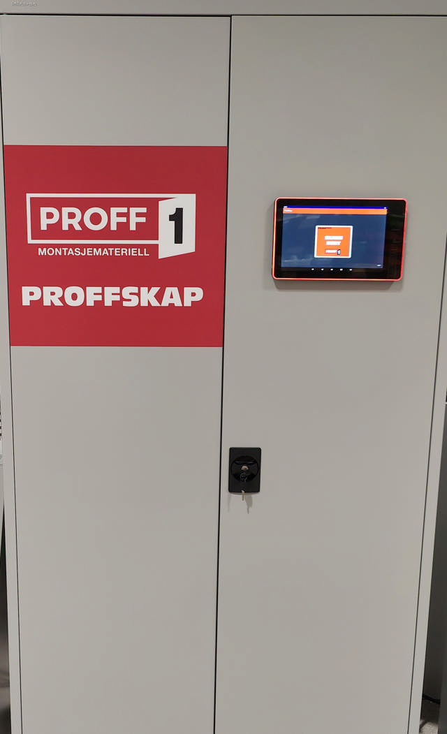 Proffskap med dør lukket og skjerm